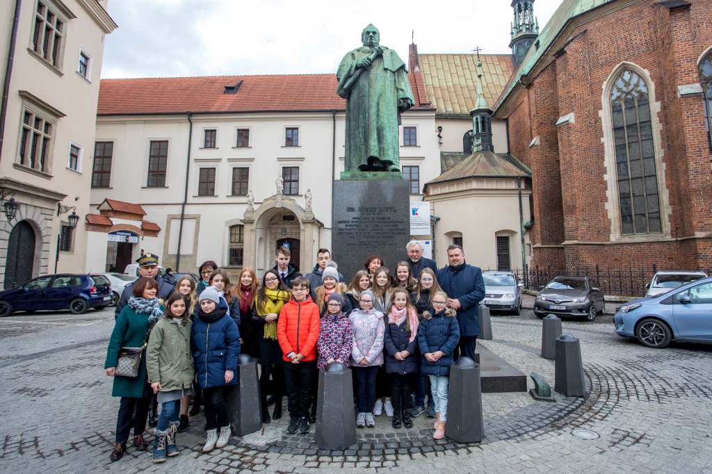 bs_190319_3405.jpg-Pomnik Dietla,Majchrowski,Kwiaty  Autor: B. Świerzowski