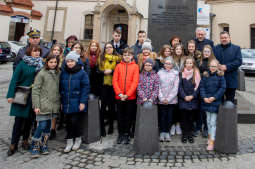 bs_190319_3407.jpg-Pomnik Dietla,Majchrowski,Kwiaty