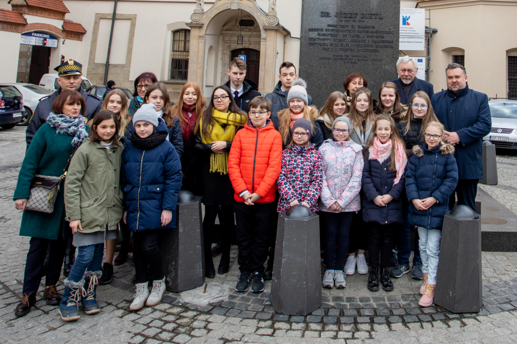 bs_190319_3407.jpg-Pomnik Dietla,Majchrowski,Kwiaty  Autor: B. Świerzowski