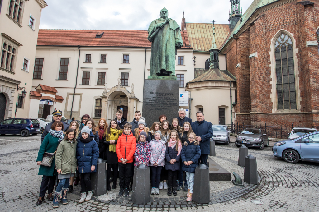 bs_190319_3409.jpg-Pomnik Dietla,Majchrowski,Kwiaty  Autor: B. Świerzowski