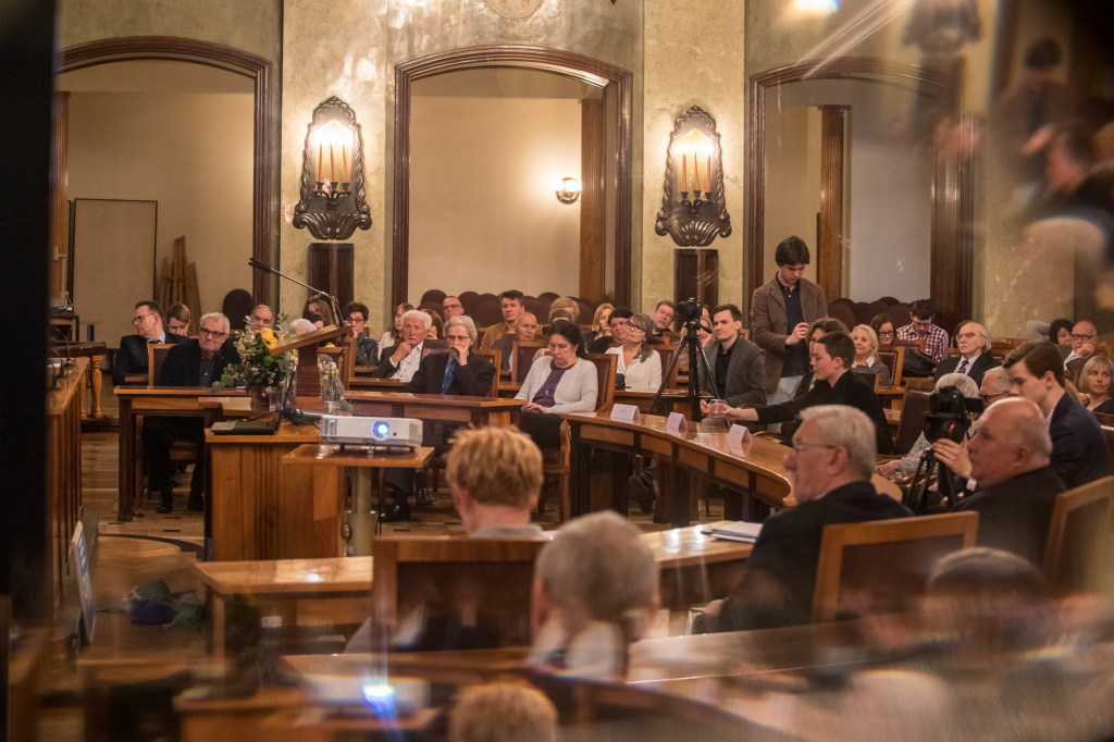 bs-kwietnia 06, 2019-img_4590.jpg-Vetulani, Konferencja,Kośmider,Sala Obrad,Festiwal Wolnej Myśli  Autor: B. Świerzowski