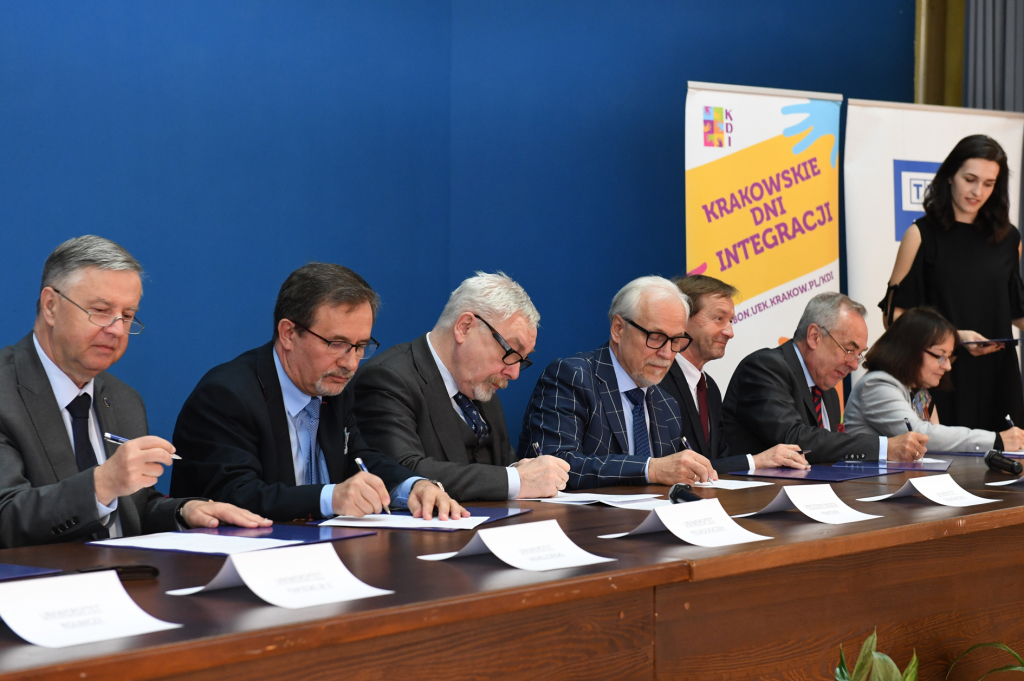 dsc_4893 copy.jpg-podpisanie porozumienia z Krakowskimi Uczelniami Wyższymi  Autor: W. Majka