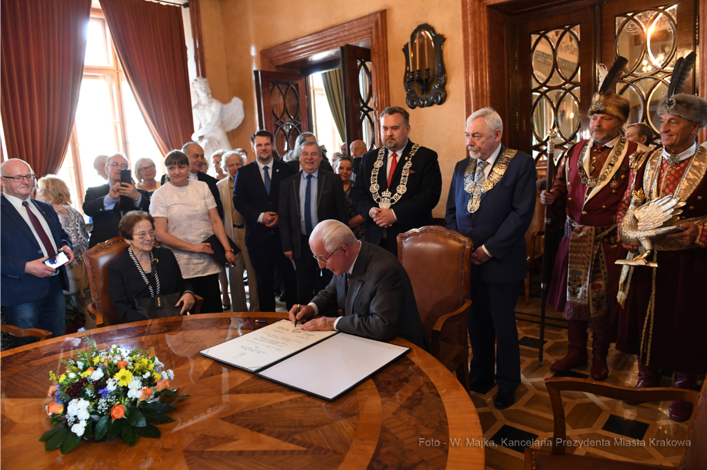 dsc_3338 copy29.jpg-Honorowego Obywatela prof. Antoniemu Dziatkow  Autor: W. Majka