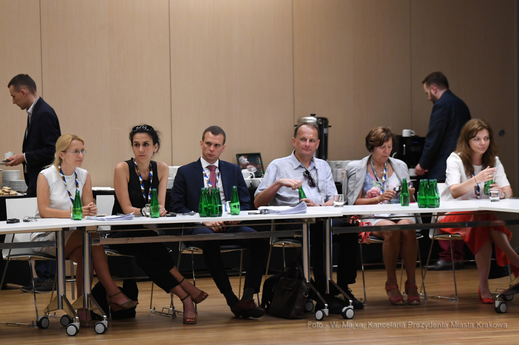 dsc_2596 copy01.jpg-Okrągły stół  - OWHC  Autor: W. Majka