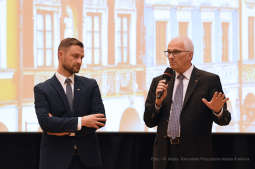 dsc_2612 copy03.jpg-Okrągły stół  - OWHC