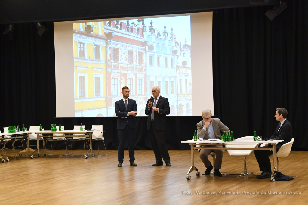 dsc_2616 copy04.jpg-Okrągły stół  - OWHC  Autor: W. Majka