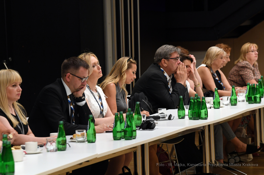 dsc_2635 copy06.jpg-Okrągły stół  - OWHC  Autor: W. Majka