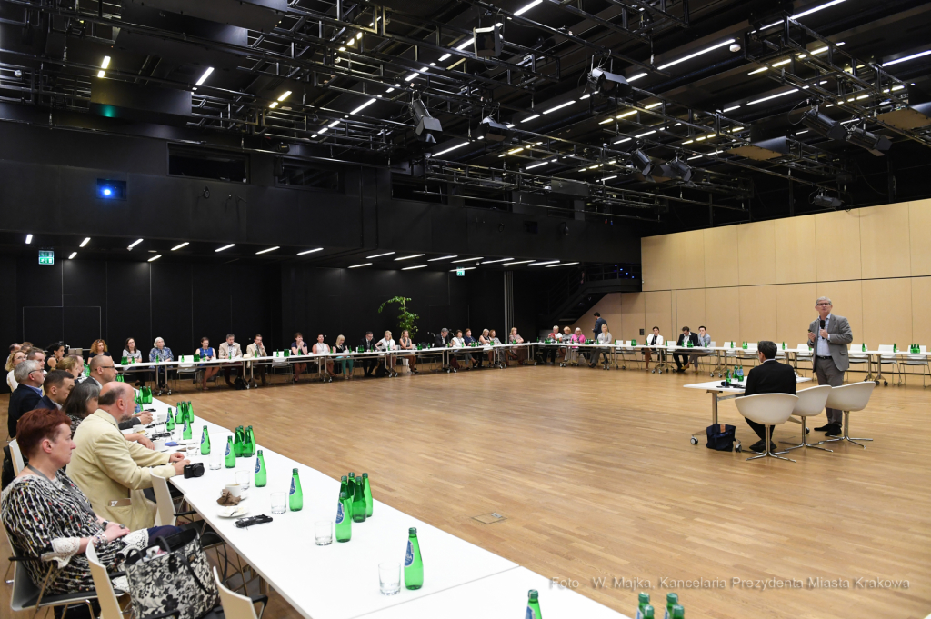 dsc_2654 copy09.jpg-Okrągły stół  - OWHC  Autor: W. Majka