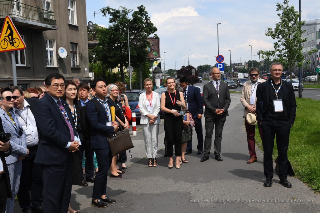 dsc_2470 kopia01.jpg-Sadzenie drzewa- Aleja Kongresowa  Autor: W. Majka