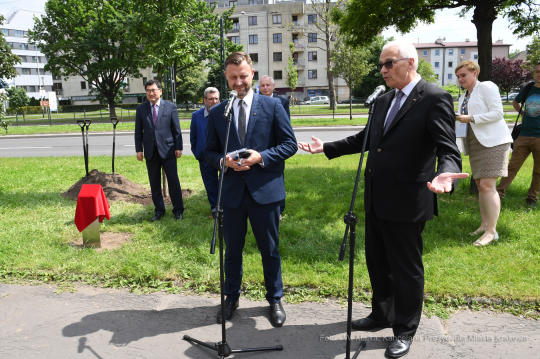 dsc_2520 copy09.jpg-Sadzenie drzewa- Aleja Kongresowa