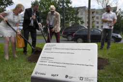 dsc_2548 copy14.jpg-Sadzenie drzewa- Aleja Kongresowa