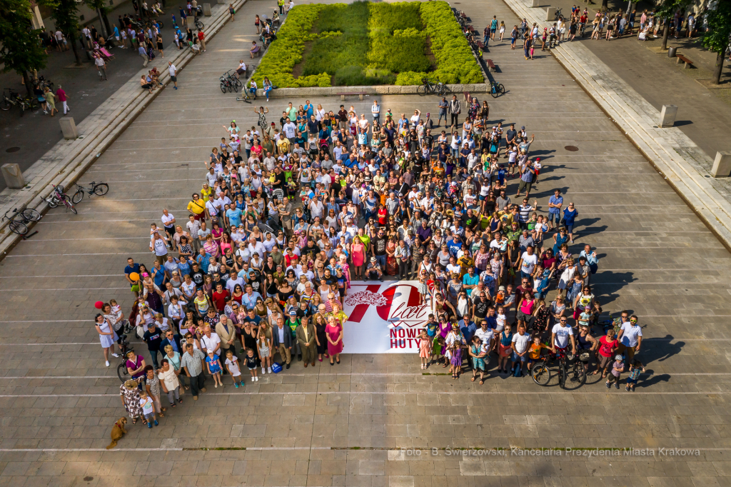 bs-czerwca 09, 2019-jg1_190609_dji_0486.jpg-Wspólne zdjęcie,Nowa Huta,70 lat,Majchrowski  Autor: B. Świerzowski