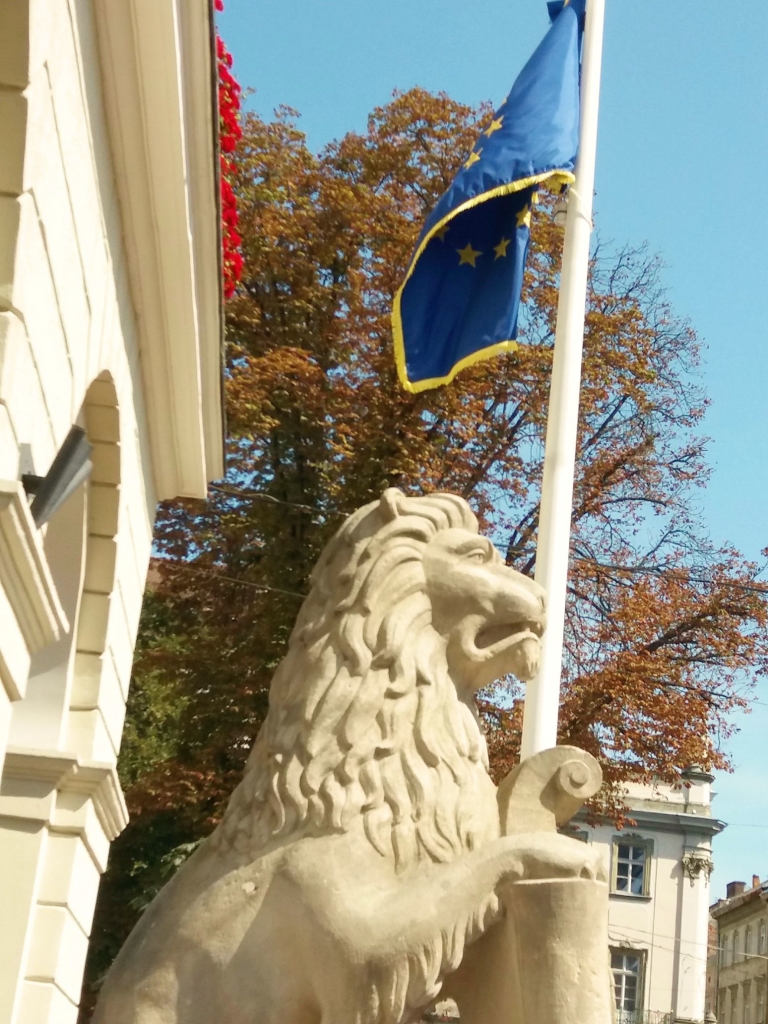 flaga honorowa rady europy zawisła we lwowie.jpg-prezydent Krakowa we Lwowie