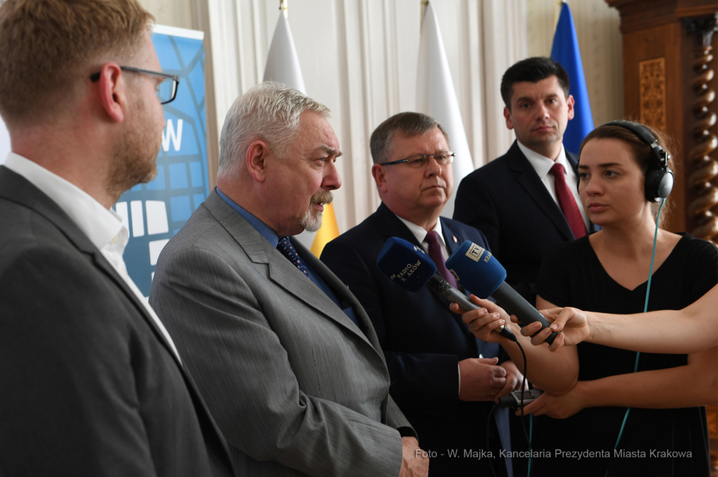 dsc_368422.jpg-Podpisanie umowy ws. rewitalizacji kamieniołomu Liban  Autor: W. Majka