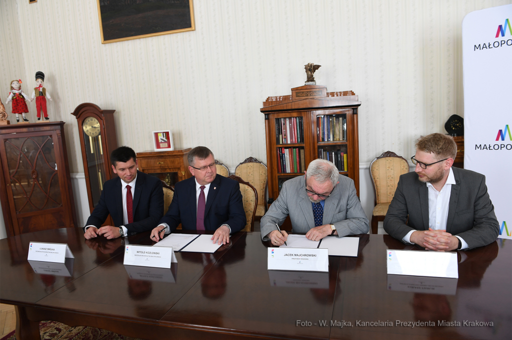 dsc_368823.jpg-Podpisanie umowy ws. rewitalizacji kamieniołomu Liban  Autor: W. Majka