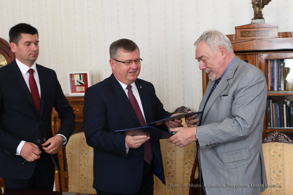 dsc_369124.jpg-Podpisanie umowy ws. rewitalizacji kamieniołomu Liban  Autor: W. Majka