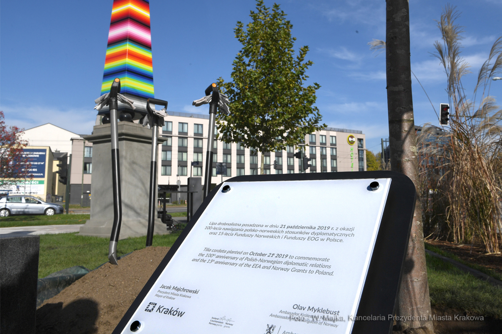 dsc_3735 — kopia01.jpg-Posadzenie drzewa  Autor: W. Majka