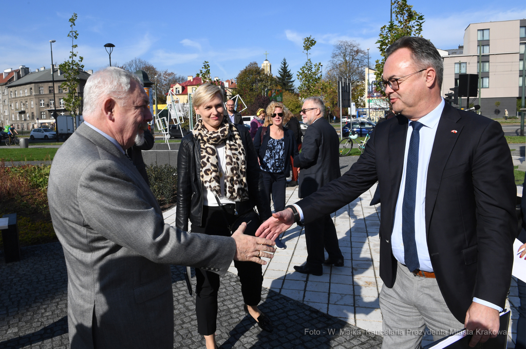 dsc_3748 — kopia03.jpg-Posadzenie drzewa  Autor: W. Majka