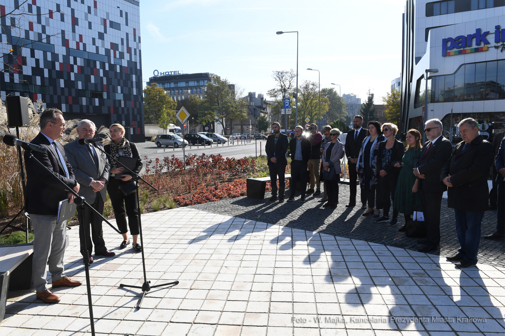 dsc_3795 — kopia06.jpg-Posadzenie drzewa  Autor: W. Majka