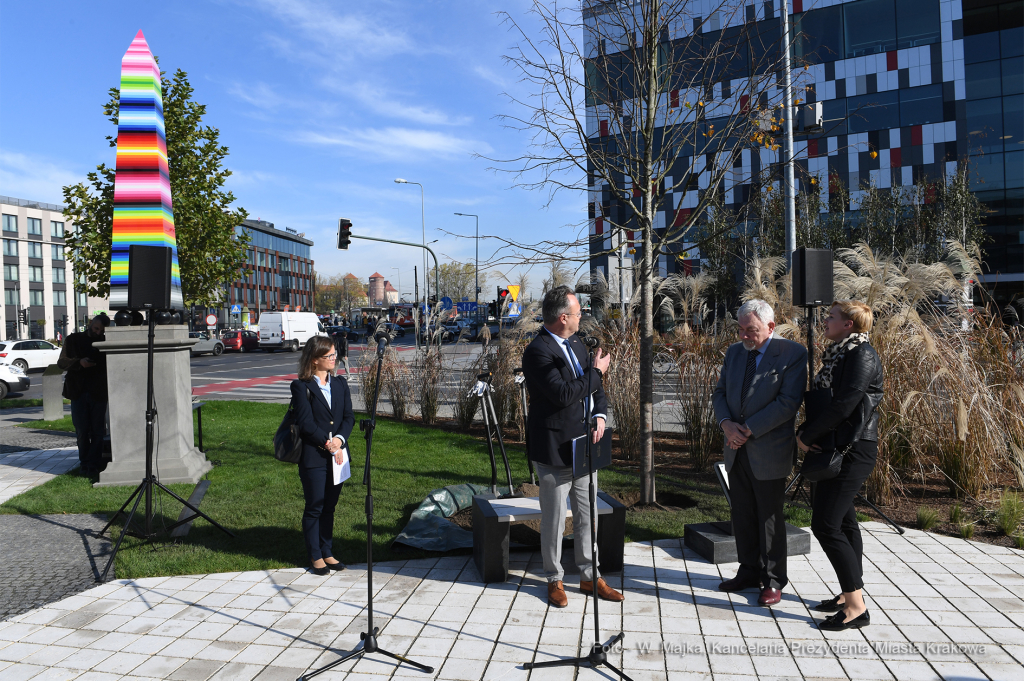 dsc_3804 — kopia09.jpg-Posadzenie drzewa  Autor: W. Majka