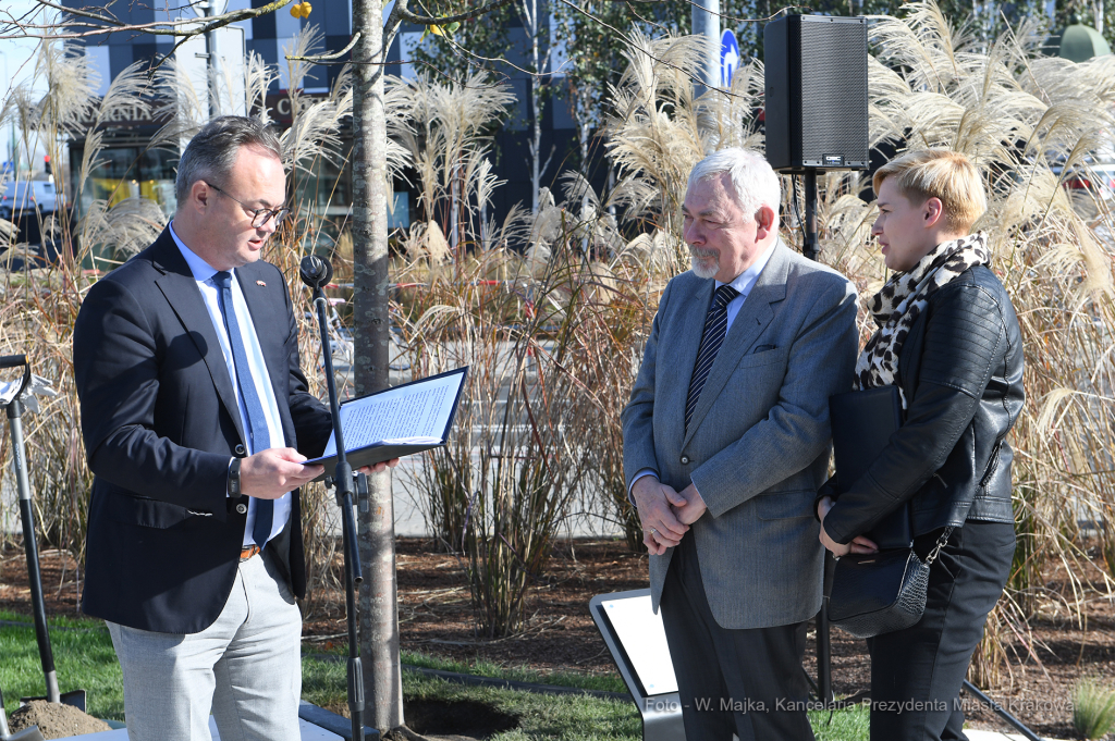 dsc_3807 — kopia10.jpg-Posadzenie drzewa  Autor: W. Majka