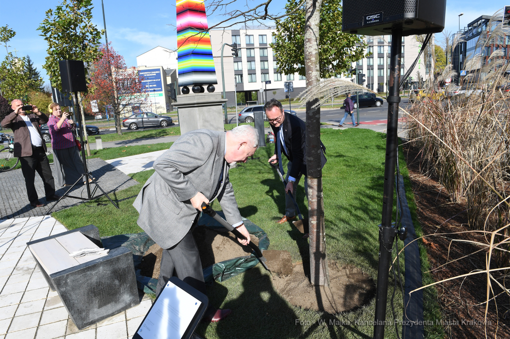 dsc_3812 — kopia11.jpg-Posadzenie drzewa  Autor: W. Majka