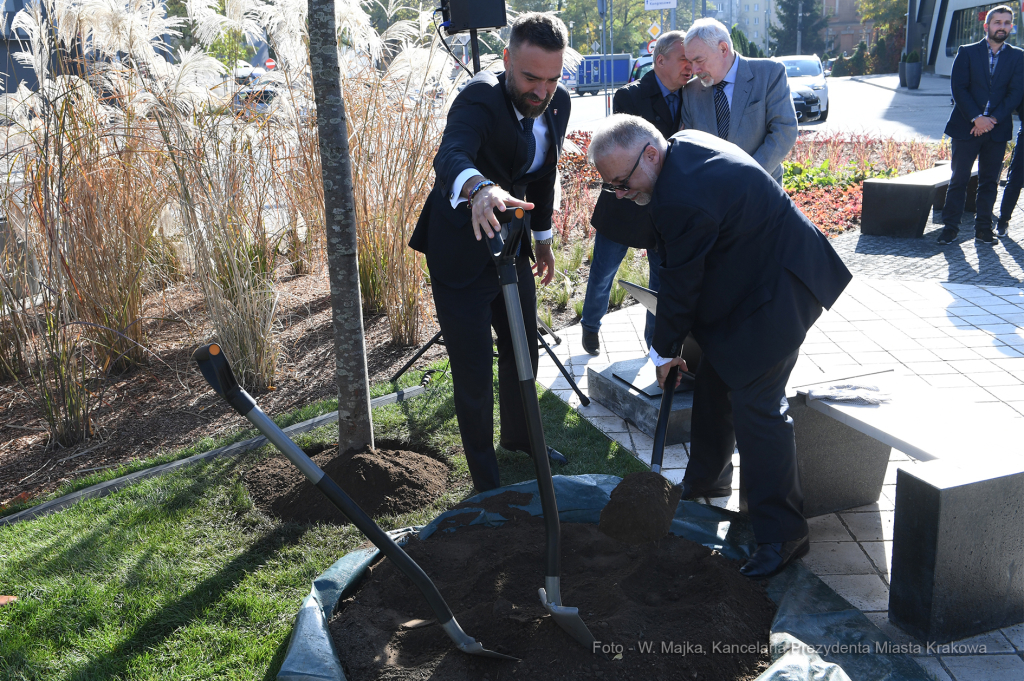 dsc_3839 — kopia14.jpg-Posadzenie drzewa  Autor: W. Majka