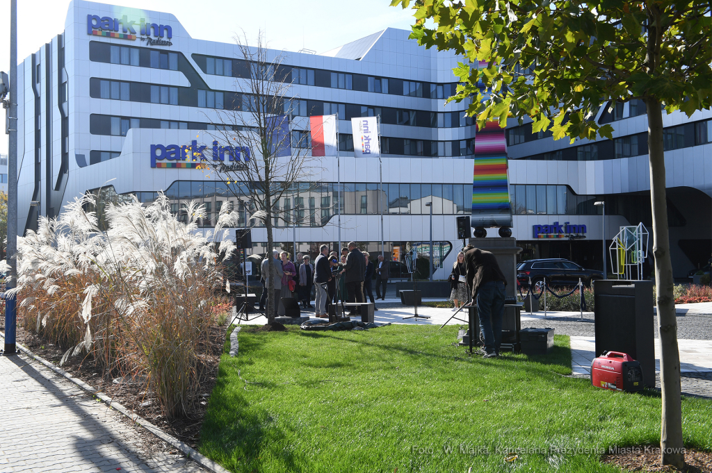 dsc_3854 — kopia16.jpg-Posadzenie drzewa  Autor: W. Majka