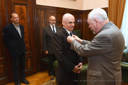 dsc_4203 — kopia01.jpg-Wręczenie odznaki Honoris Gratia Andrzejowi Balcerzakowi