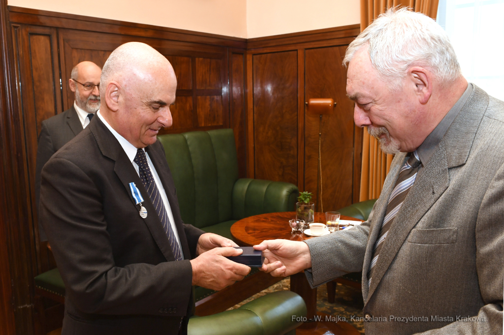 dsc_4204 — kopia02.jpg-Wręczenie odznaki Honoris Gratia Andrzejowi Balcerzakowi  Autor: W. Majka