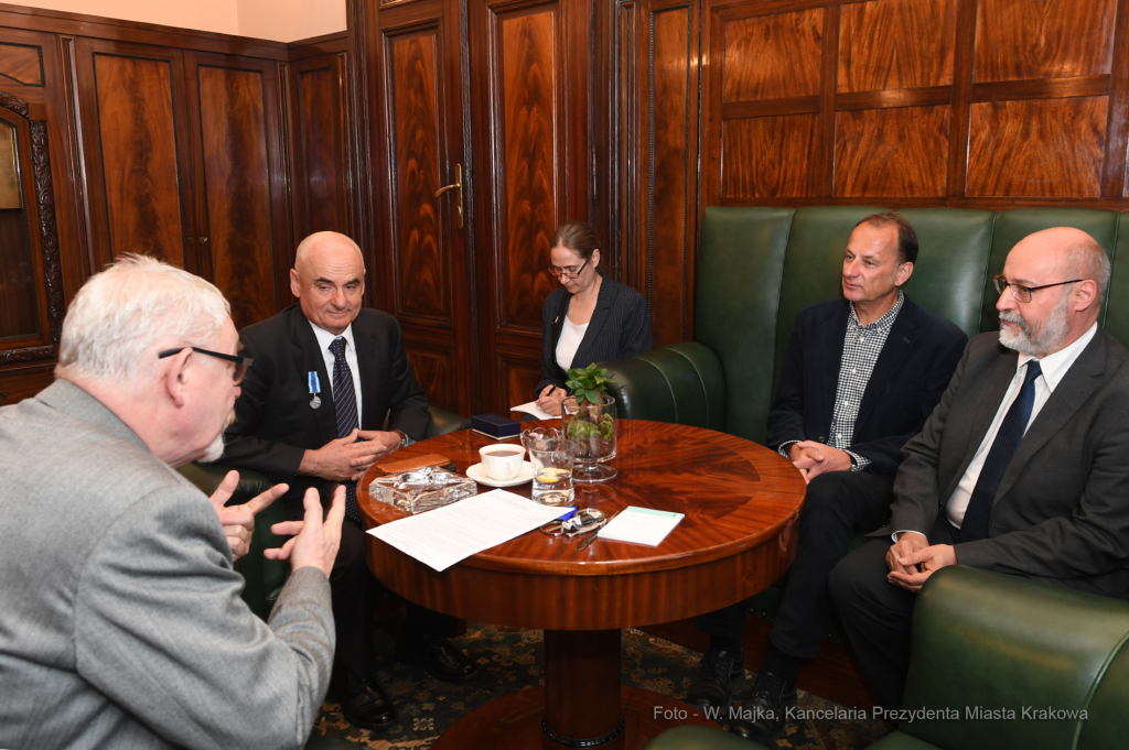 dsc_4211 — kopia05.jpg-Wręczenie odznaki Honoris Gratia Andrzejowi Balcerzakowi  Autor: W. Majka