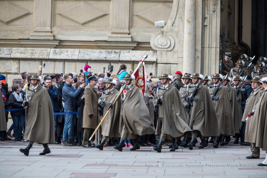 bs-listopada 16, 2019-jg_191116_oto_1899.jpg-Sztandar, Duda, Majchrowski , Wawel  Autor: B. Świerzowski