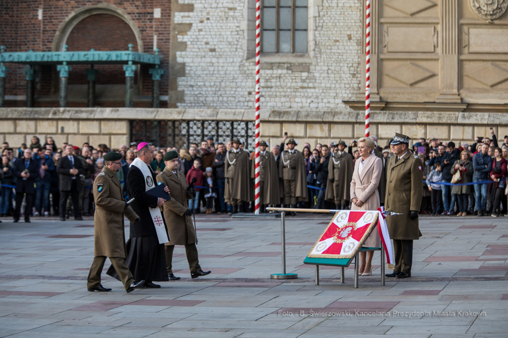 bs-listopada 16, 2019-jg_191116_oto_5699.jpg-Sztandar, Duda, Majchrowski , Wawel  Autor: B. Świerzowski