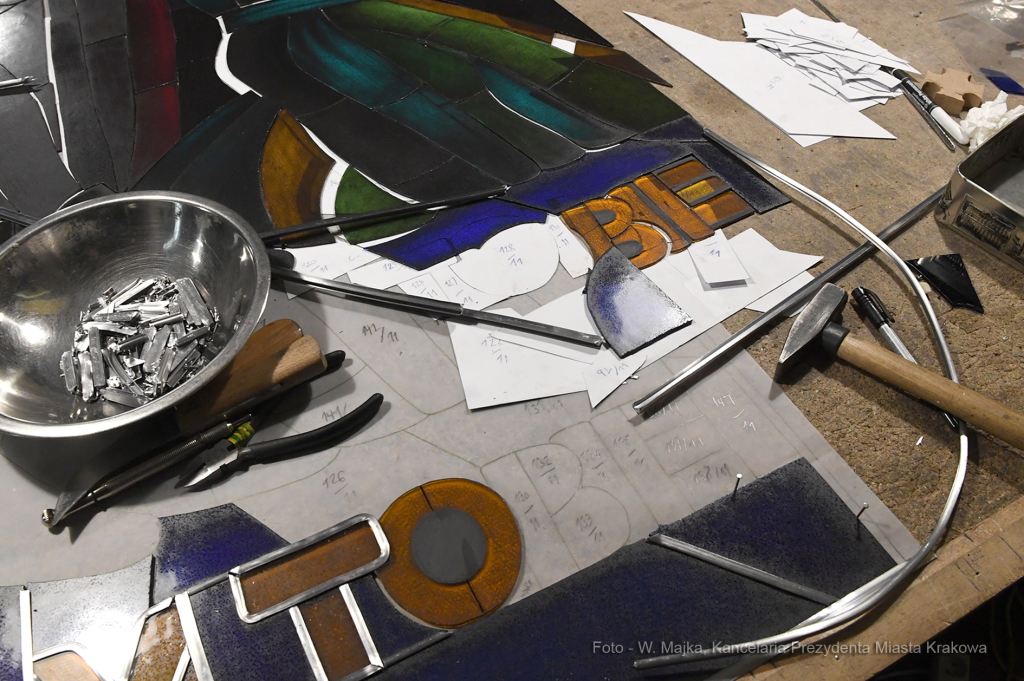 dsc_0324 kopia03.jpg-odsłonięcie dwóch witraży  Autor: W. Majka