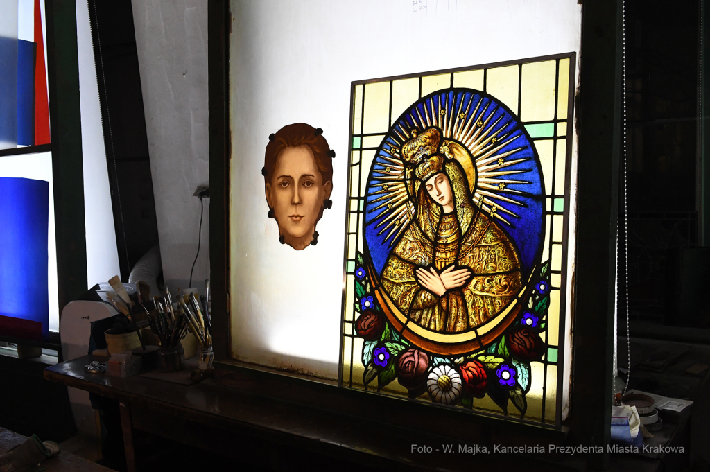 dsc_0342 kopia06.jpg-odsłonięcie dwóch witraży  Autor: W. Majka