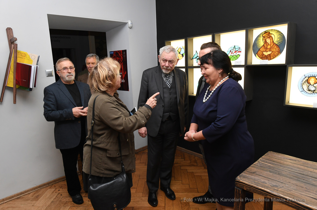 dsc_0418 kopia19.jpg-odsłonięcie dwóch witraży  Autor: W. Majka