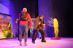 13.jpg-Strażnicy miejscy na deskach teatru