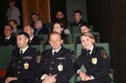 16.jpg-Strażnicy miejscy na deskach teatru
