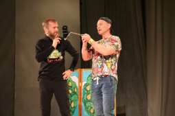 2.jpg-Strażnicy miejscy na deskach teatru