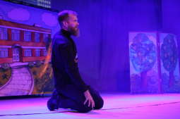 7.jpg-Strażnicy miejscy na deskach teatru