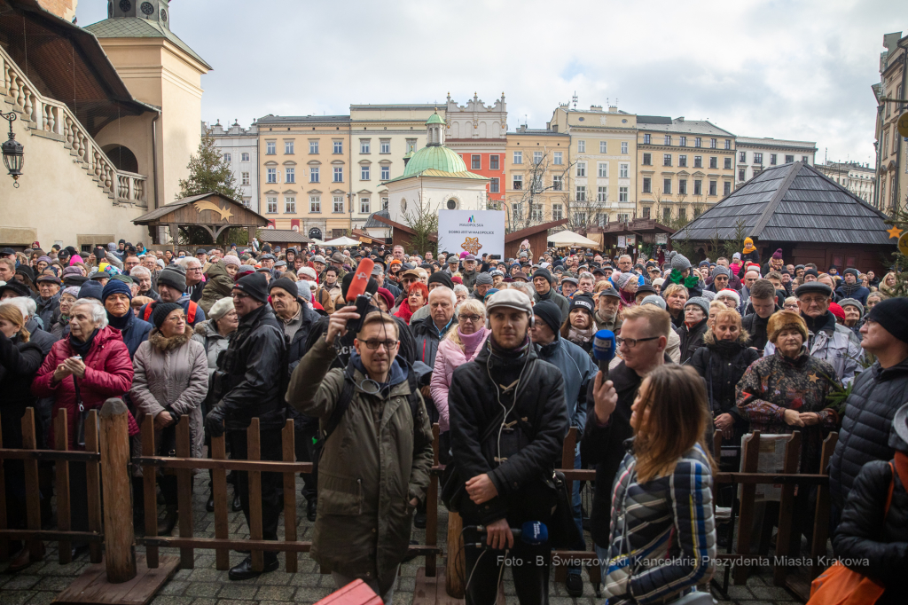 bs-grudnia 22, 2019-img_5866.jpg-Opłatek,Rynek Główny,Majchrowski,Mieszkańcy,Jędraszewski  Autor: B. Świerzowski