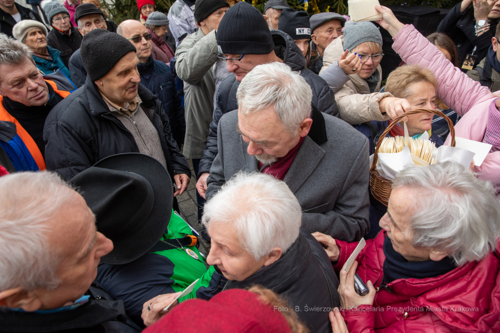 bs-grudnia 22, 2019-img_5975.jpg-Opłatek,Rynek Główny,Majchrowski,Mieszkańcy,Jędraszewski  Autor: B. Świerzowski