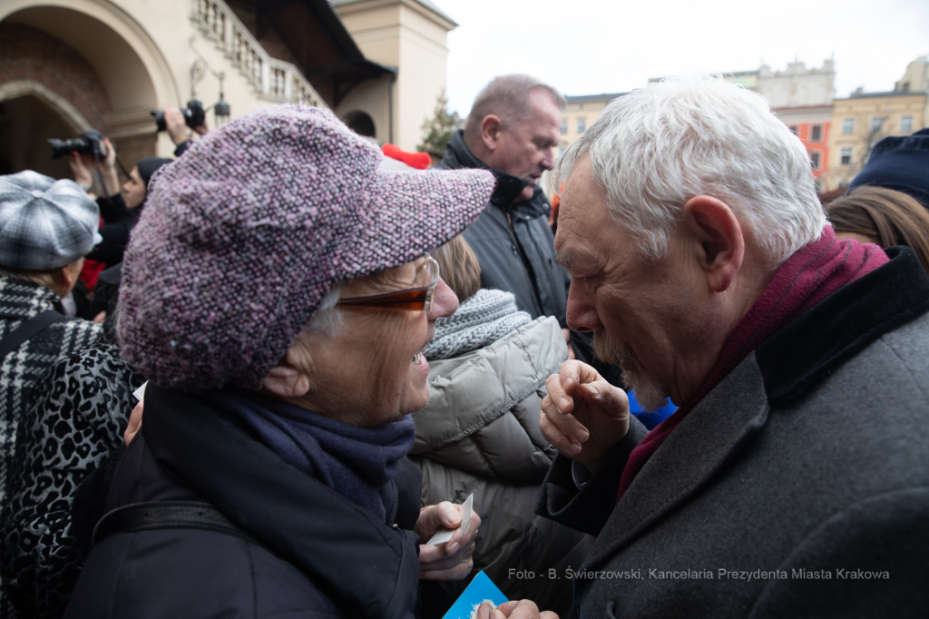 bs-grudnia 22, 2019-img_6037.jpg-Opłatek,Rynek Główny,Majchrowski,Mieszkańcy,Jędraszewski  Autor: B. Świerzowski