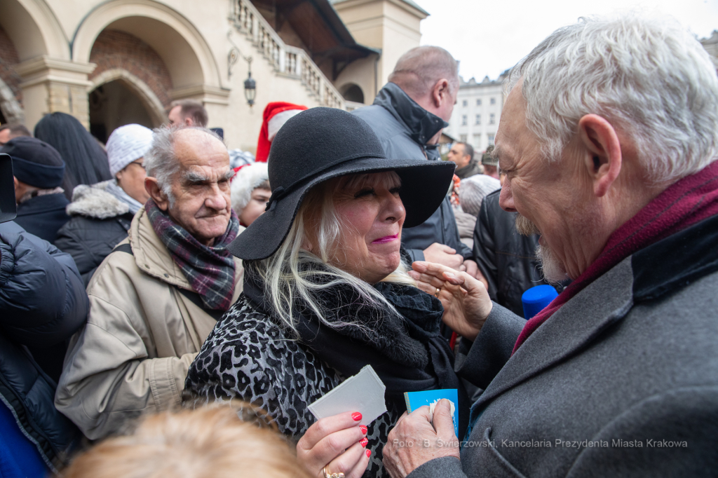 bs-grudnia 22, 2019-img_6042.jpg-Opłatek,Rynek Główny,Majchrowski,Mieszkańcy,Jędraszewski  Autor: B. Świerzowski