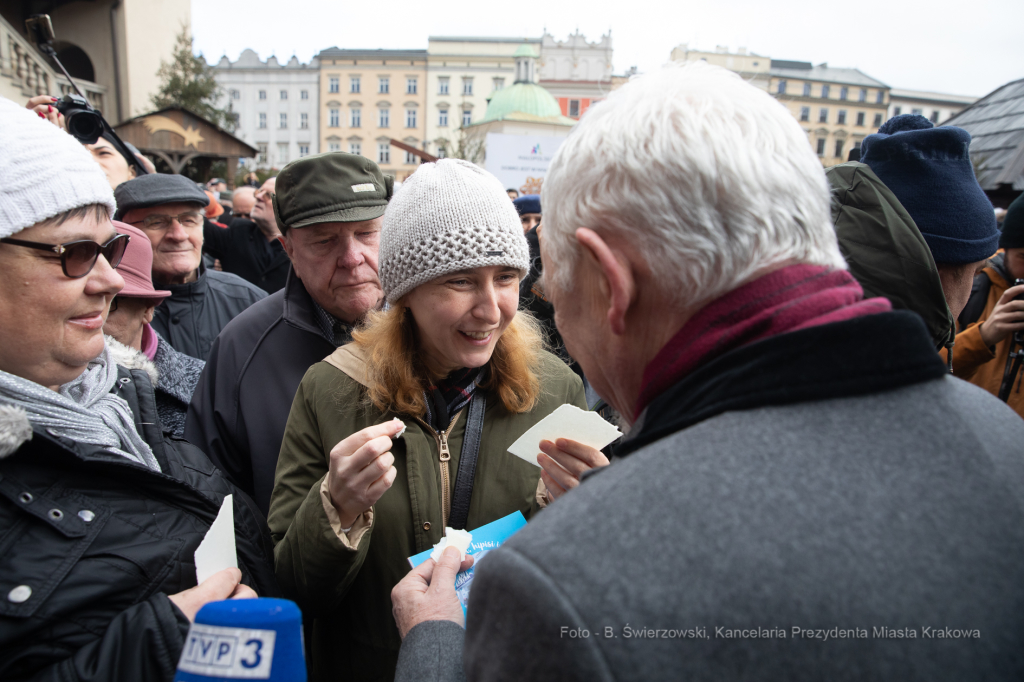 bs-grudnia 22, 2019-img_6048.jpg-Opłatek,Rynek Główny,Majchrowski,Mieszkańcy,Jędraszewski  Autor: B. Świerzowski