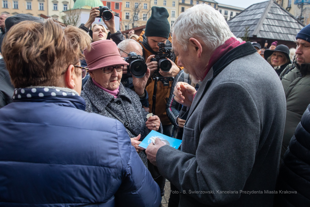 bs-grudnia 22, 2019-img_6088.jpg-Opłatek,Rynek Główny,Majchrowski,Mieszkańcy,Jędraszewski  Autor: B. Świerzowski