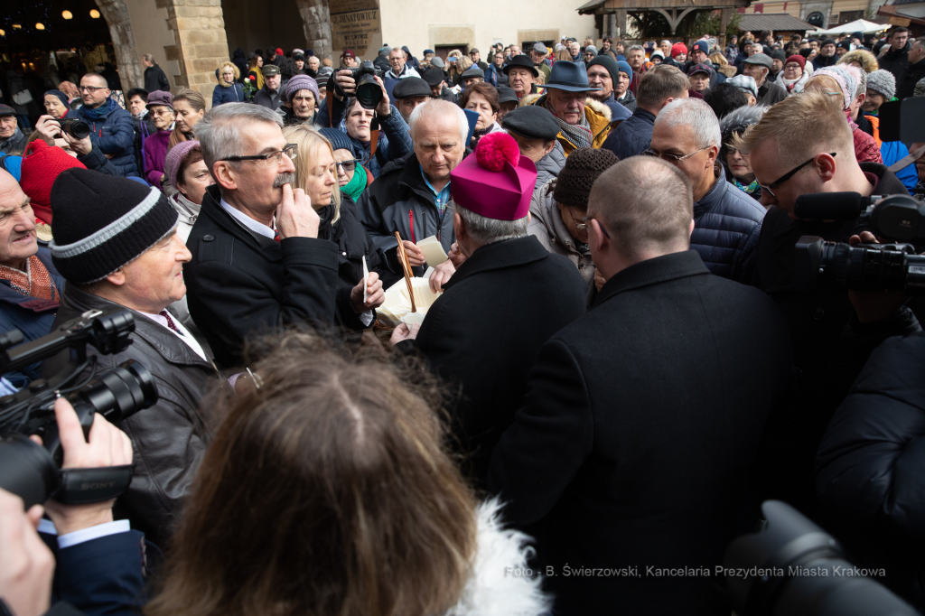 bs-grudnia 22, 2019-img_6094.jpg-Opłatek,Rynek Główny,Majchrowski,Mieszkańcy,Jędraszewski  Autor: B. Świerzowski