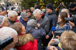 bs_191222_5994.jpg-Opłatek,Rynek Główny,Majchrowski,Mieszkańcy,Jędraszewski