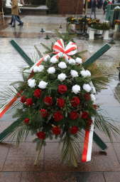 20191224124141_img_6499.jpg-Krakowskie kwiaciarki złożyły kwiaty pod pomnikiem wieszcza
