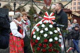 20191224130246_img_6512.jpg-Krakowskie kwiaciarki złożyły kwiaty pod pomnikiem wieszcza